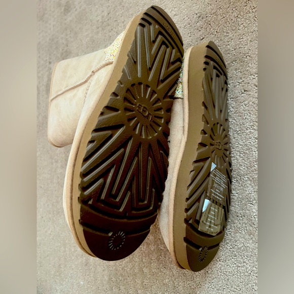 Ugg classic short boot with glitter detail. Size 10 - Picture 3 of 4